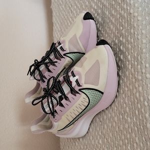 Gently used nike Zoom Gravity sneakers